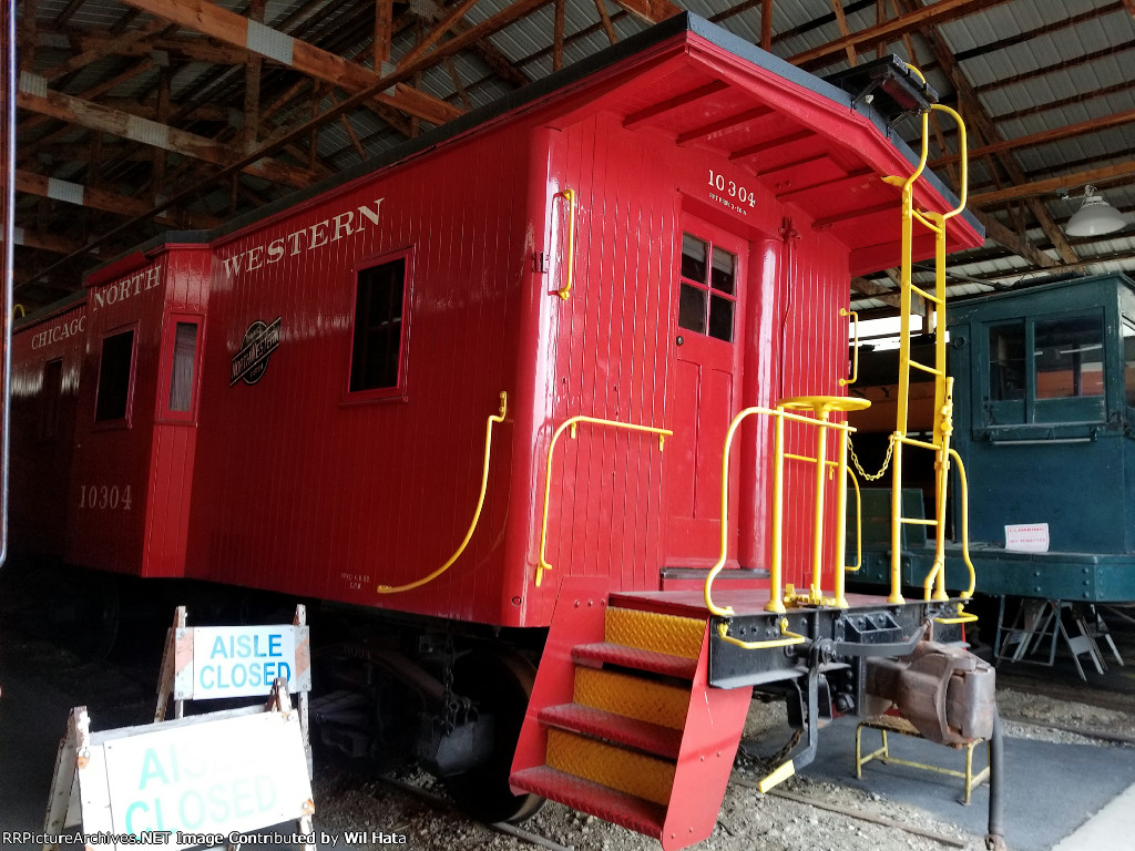 C&NW Bay Window Caboose 10304